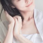 髪にオイルを馴染ませる