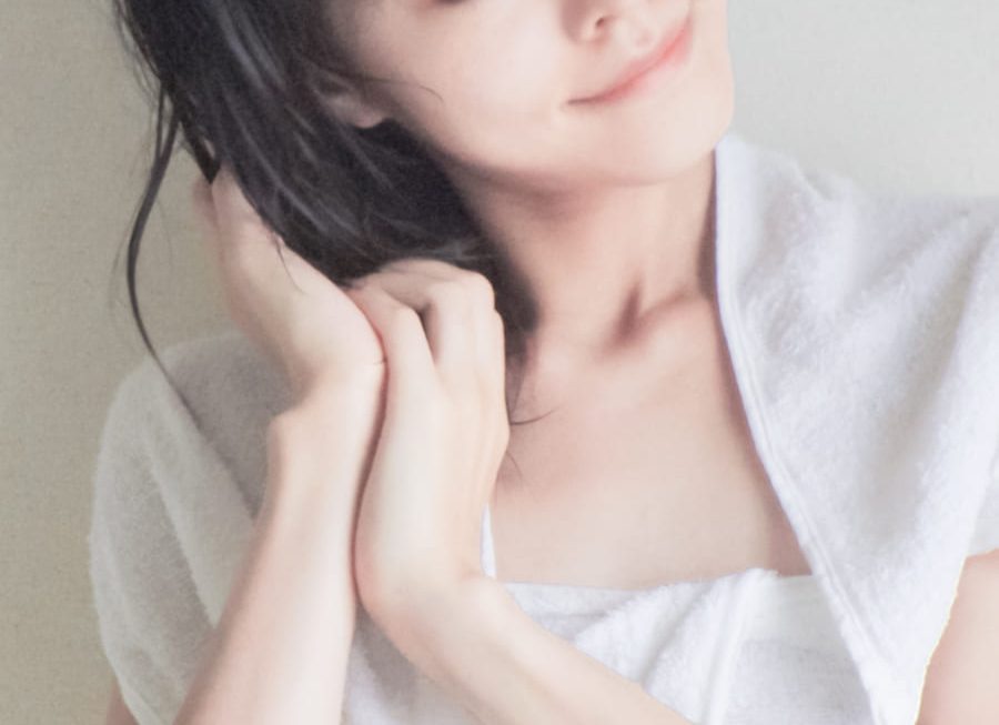 髪にオイルを馴染ませる